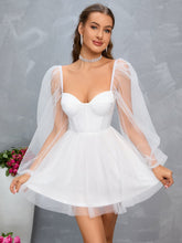 Bustierkleid mit Herzausschnitt, Laternenärmeln und Netzstoff-Overlay